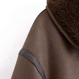 Détails rapprochés de la veste en daim marron foncé avec col en polaire et bordure