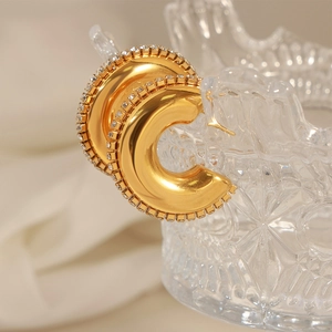 Elegante vergoldete C-förmige Creolen mit funkelnden Zirkonia-Kristallen für Damen