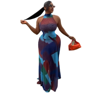 Robe longue dos nu sans manches avec imprimé coloré abstrait et coupe ajustée moulante