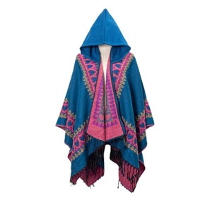 Poncho ethnique à capuche avec motifs de cœur roses et franges en maille bleue