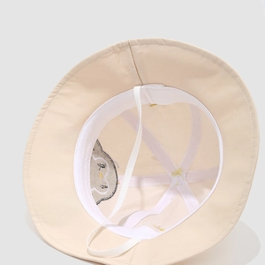 Dettaglio della fodera interna e della corda elastica antivento del cappello da bimbo