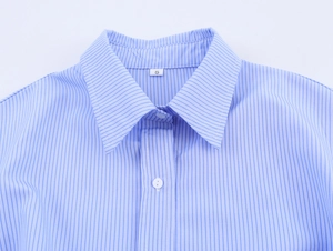 Dettaglio colletto camicia a righe bianche e blu con bottone e taglia S