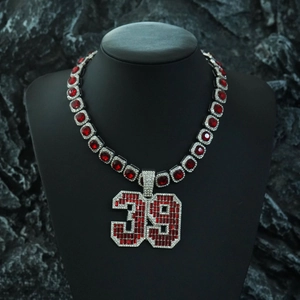 Chaîne tennis hip hop avec pendentif numéro 39 en zircone rouge sur mannequin noir