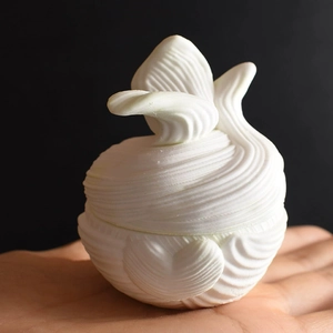 3D-Spiralrelief-Herz-Kerzenglasform für DIY-Harz- und Gipshandwerk in der Hand