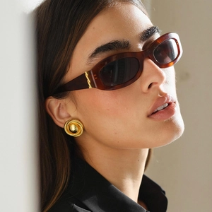 Fashionable 18k gold stainless steel spiral earrings and tortoiseshell sunglasses for women