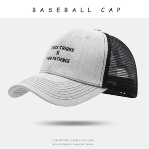 Nahaufnahme der Stickerei auf einer zweifarbigen, atmungsaktiven Mesh-Baseballkappe