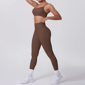 Détail d'un ensemble de yoga en nylon extensible avec brassière croisée et legging