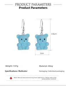 Detailansicht hellblauer Bärenohrringe mit Größenangaben von 4,5 cm mal 2 cm für Damen