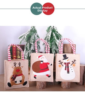 Détails de sacs-cadeaux de Noël en toile de jute avec broderies de cerf et de Père Noël