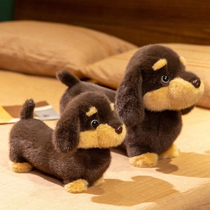 Animaux en peluche teckel en deux tailles avec fourrure brune douce pour la maison