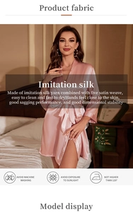 Détail du peignoir rose en imitation soie montrant la texture satinée et les symboles