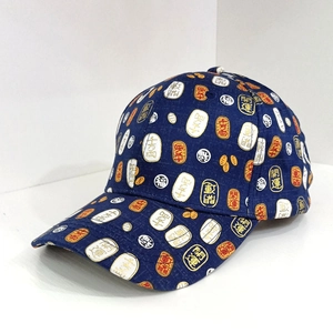Detail der dunkelblauen Baseballkappe mit traditionellen japanischen Glücksmustern