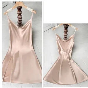 Nuisette en satin champagne avec bretelles réglables et fente latérale sexy