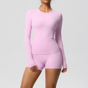 Détail d'un ensemble de yoga lilas en nylon brossé avec short et haut à manches longues