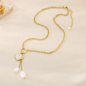 Collier cœur doré avec incrustation en nacre et glands de perles baroques sur tissu