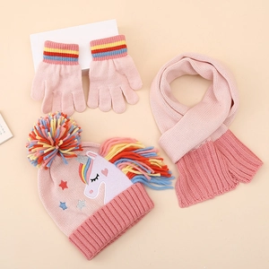 Détails de l'ensemble licorne en tricot rose avec bonnet à pompon, écharpe et gants