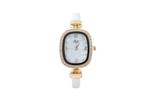 Vue détaillée d'une montre quartz pour femme avec cadran marbre et lunette en strass