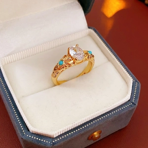 Détails macro d'une bague plaquée or 18 carats avec zircon ovale et gravure vintage de luxe