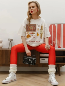 Λεπτομέρεια από λευκό βαμβακερό t-shirt με τύπωμα Russian Mood και ρετρό διακόσμηση