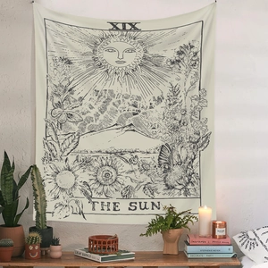 Detail der Sonnen-Tarot-Wandteppich über einem Holztisch mit Kerzen und Pflanzen