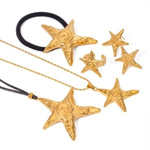 Ensemble de bijoux étoile de mer dorée avec colliers, boucles d'oreilles, bague et élastique