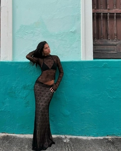 Gros plan sur la dentelle noire délicate et les broderies fleuries de l'ensemble