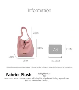 Guía de tallas de bolso tote rosa de felpa con medidas y comparación con papel A4