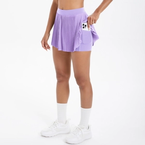 Détail d'une jupe de tennis plissée violette avec poche intégrée pour ranger un mobile