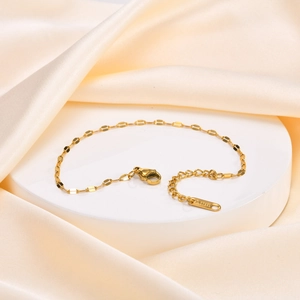 Minimalistisches goldenes Edelstahl-Lippenkettenarmband mit Karabinerverschluss auf Seide