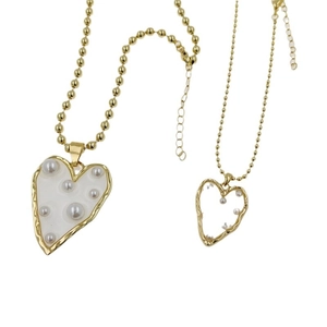 Elegante Goldene Halsketten mit Herzanhängern, weißen Perlen und feinen Kugelketten-Details