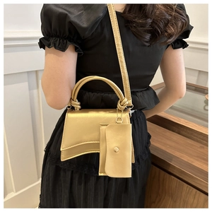 Vue arrière du sac à bandoulière sablier doré avec mini pochette et fini satiné