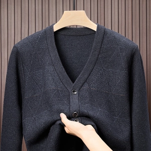 Detailansicht der dunkelgrauen V-Ausschnitt Strickjacke mit Rautenmuster und hoher Elastizität
