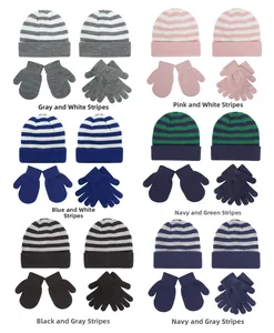Kinder Streifenstrickmütze und Handschuh Set in sechs Farben auf weißem Hintergrund