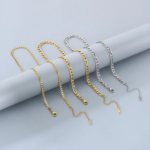 Détail de colliers Figaro en or et argent avec fermoirs mousquetons sur support