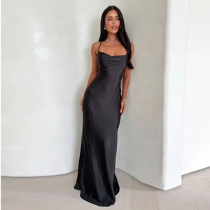 Détail d'une robe nuisette en satin noir dos nu avec une texture soyeuse et coupe ajustée