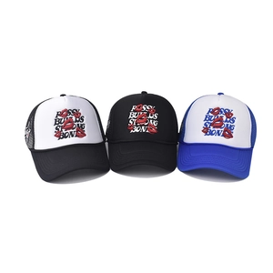 Casquettes trucker à profil haut avec broderie lèvres rouges et maille respirante