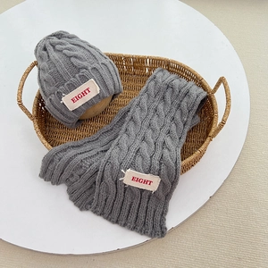 Detail von grauem Zopfstrick-Winterset für Kinder mit gewebten EIGHT-Buchstaben-Etiketten