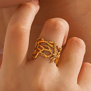Anello ramo di corallo dorato in acciaio inossidabile con un design organico naturale