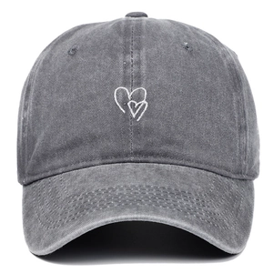 Berretto da baseball in cotone lavato grigio scuro con doppio cuore bianco ricamato