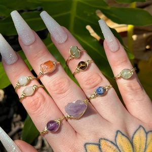 Handgemaakte natuursteen ringen met amethist en kwarts gewikkeld in gouddraad