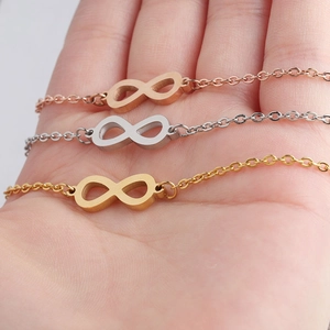 Detailoverzicht van infinity-armbanden in goud, zilver en roségoud gepolijste afwerking