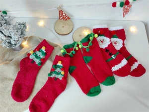 Chaussettes de Noël douces en polaire corail avec pompons et décors festifs de sapin