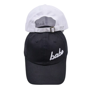 Klassische Baseballkappen in Schwarz und Weiß mit Babe-Stickerei und Metallschnalle