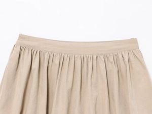 Détails de couture à la taille et plis du tissu pour cette mini-jupe boule kaki
