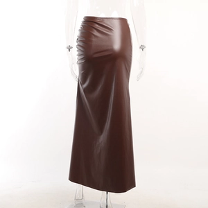 Dettaglio dell'arricciatura laterale e texture della gonna a vita alta in ecopelle marrone scuro