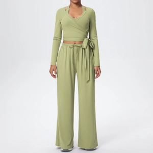 Détail de l'ensemble de yoga vert clair avec taille croisée et tissu brossé de qualité
