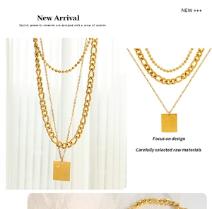Detail einer dreilagigen Goldkette mit einem quadratischen Anhänger mit Silhouette