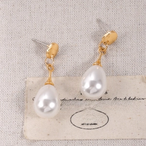 Elegant Baroque style gold teardrop pearl earrings for women with vintage aesthetic