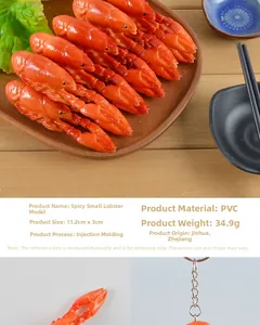 Detalle macro de un llavero de cigala realista en PVC con textura auténtica de mariscos