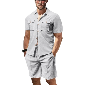 Detalle de la textura de tejido gofrado gris claro en el conjunto de camisa y shorts